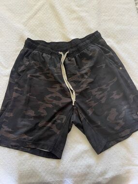 Vuori Men's Kore unlined Camouflage  Shorts - Black